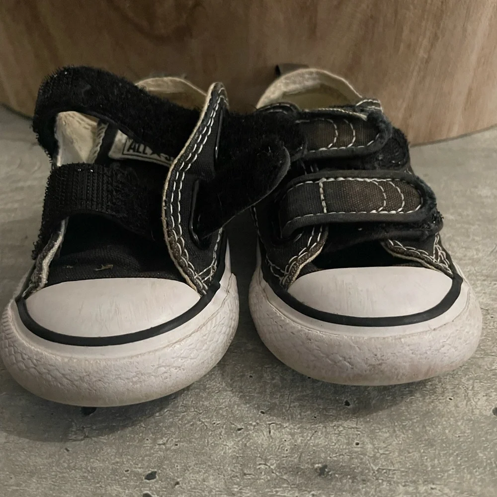 Chuck Taylor® 2V Ox (Infant/Toddler) Velcro size 5